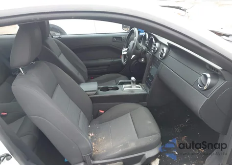 2005 Ford Mustang z USA, uszkodzony, nr VIN 1ZVFT80N455161888